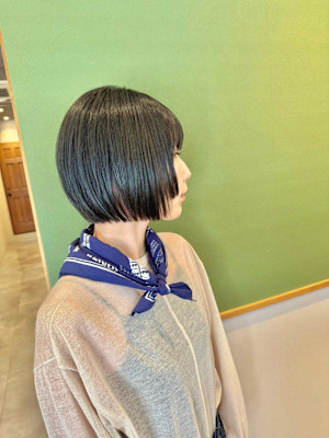 オリーブグレージュ×レイヤーミニボブ