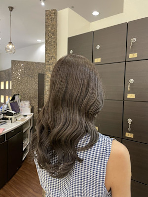 ツヤ感×ゆるウェーブで女性らしいロングスタイル