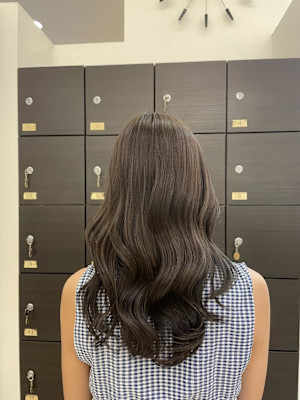 ツヤ感×ゆるウェーブで女性らしいロングスタイル
