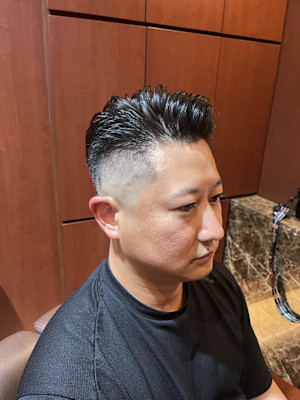 銀座　理容室　スキンフェード　アップバング