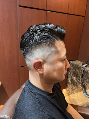 銀座　理容室　スキンフェード　アップバング