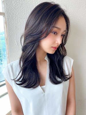 30代小顔に見えるくびれヘアレイヤー × オリーブグレージュ