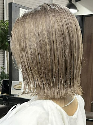 ミルクティーベージュ　きりっぱなしボブ　グレージュ