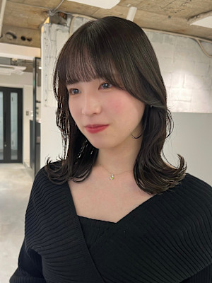 ミディアムレイヤーくびれヘアヘーゼルベージュオリーブグレー