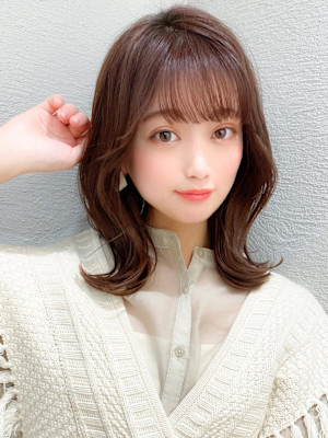 2wayバングでイメチェン顔まわりレイヤーのくびれヘアが人気