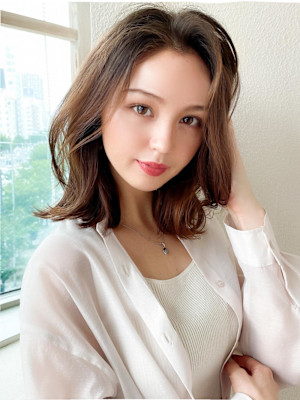 2wayバングでイメチェン顔まわりレイヤーのくびれヘアが人気