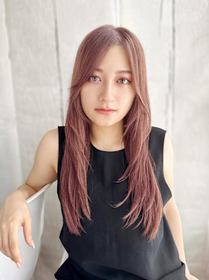 ハイトーンピンクのナチュラルレイヤースタイル