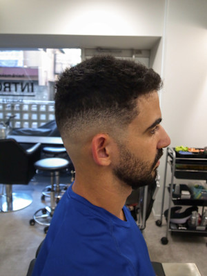 バーバーミドルスキンフェード外人風