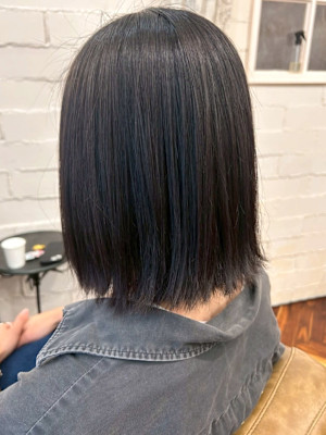 ブルーブラック ボブ ストレートヘア ハイライトカラー