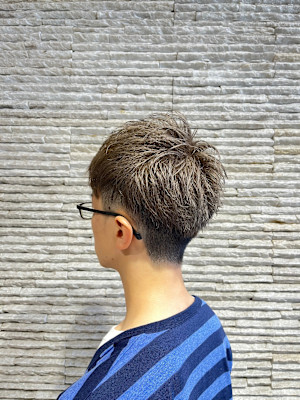 20代30代ブリーチカラー×ミルクティーベージュ短髪刈り上げ