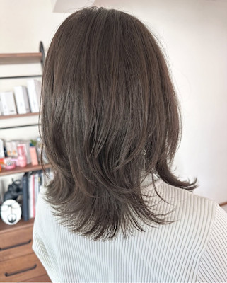 オリーブベージュのセミロング