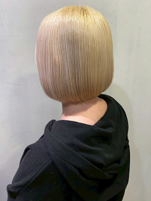 ホワイトベージュ ケアブリーチ 丸みボブ ダメージレス