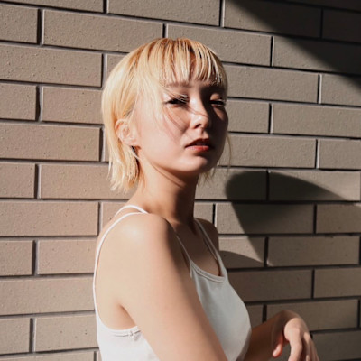 ショートカット 外ハネボブ ハイトーンカラー