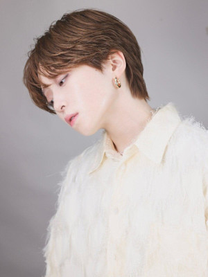 センターパート シースルー ナチュラルヘア