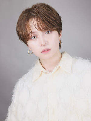 センターパート シースルー ナチュラルヘア