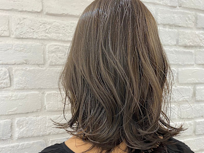 透明感カラーのミディアムボブ