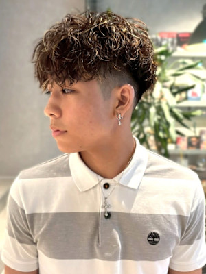 ツイストスパイラルパーマ ブラウン ツーブロック 刈り上げ