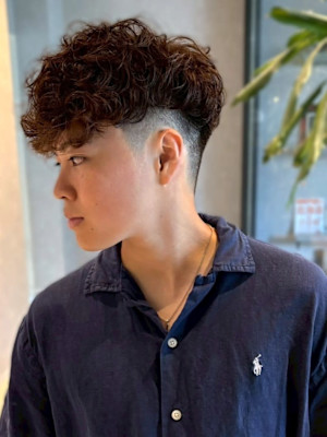 スペインカール 刈り上げ 強めパーマ 20代 ツーブロック