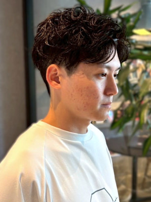 ツイストスパイラルパーマ センターパート 束感 ツーブロック