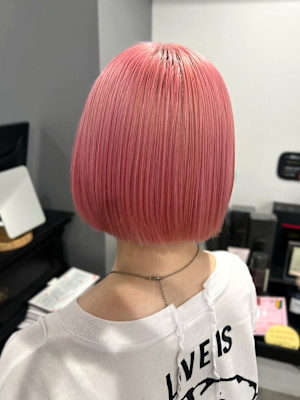 ピンクベージュ　ショートボブ 顔周りカット 切りっぱなしボブ