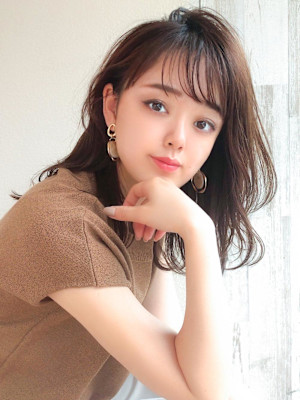 大人かわいいくびれヘアセミロング × ミルクティーベージュ