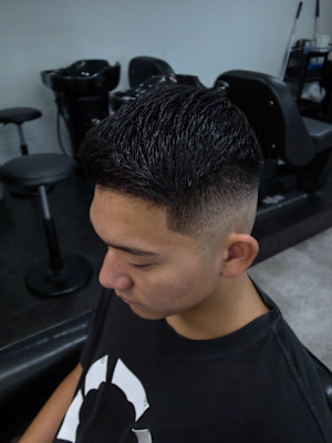 バーバークルーカットミドルスキンフェード