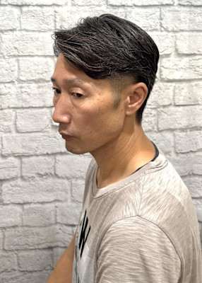 ツーブロックで爽やかに見せるナチュラルヘア