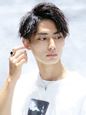 春夏にぴったりの爽やかなツイストアップバングショートスタイル