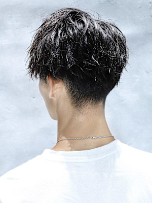 春夏にぴったりの爽やかなツイストアップバングショートスタイル