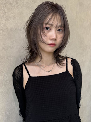 シルキーミルクティーベージュ　レイヤー 前髪　ウルフ　外ハネ