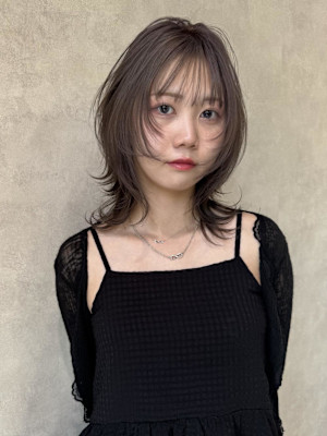 シルキーミルクティーベージュ　レイヤー 前髪　ウルフ　外ハネ