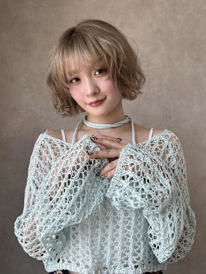 透明感ミルクティーベージュ×ミニボブ