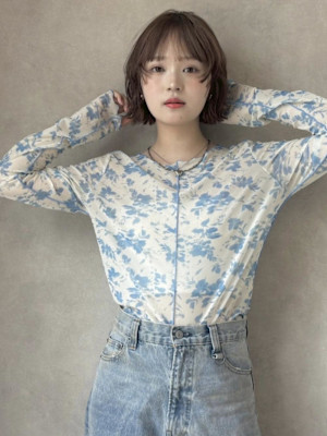 透明感ベージュ♪柔らかさ引き立つ◎外ハネショートボブ