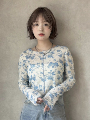 透明感ベージュ♪柔らかさ引き立つ◎外ハネショートボブ