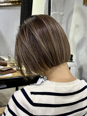 ハイライトベージュ　ハイライトボブ　ナチュラルハイライト