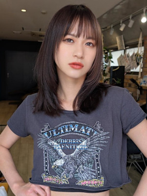 シースルーバングの艶感レイヤーミディ