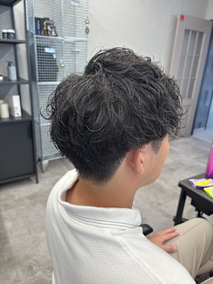 自然な動きと爽やかさを演出するシャドウパーマ