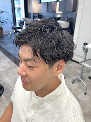 自然な動きと爽やかさを演出するシャドウパーマ