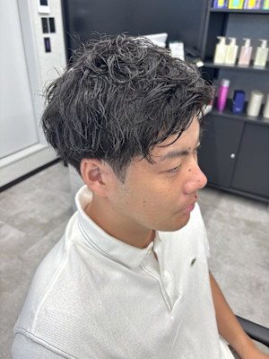 自然な動きと爽やかさを演出するシャドウパーマ