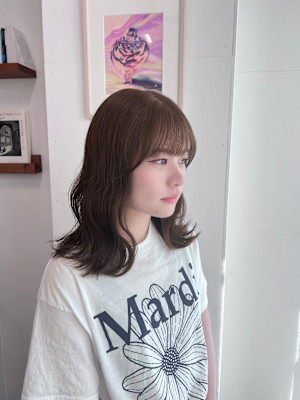 オリーブベージュ/ベージュカラー/ウェーブヘア