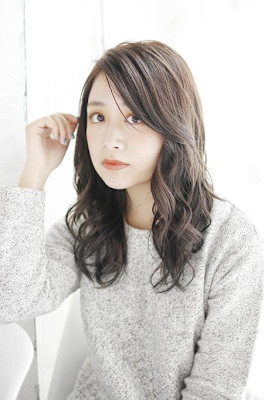 長めバングのカジュアルカールスタイル