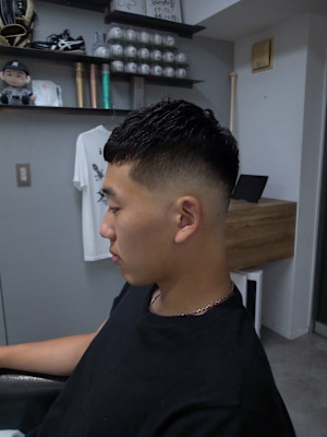 バーバークロップミドルスキンフェードアイロンパーマ/渋谷