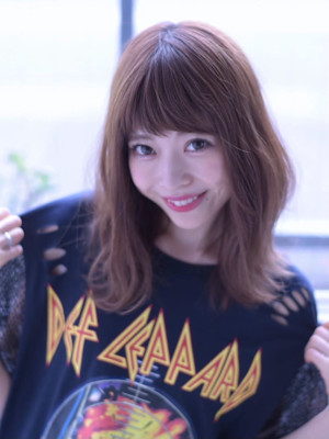 くびれ／小顔／セミロングスタイル