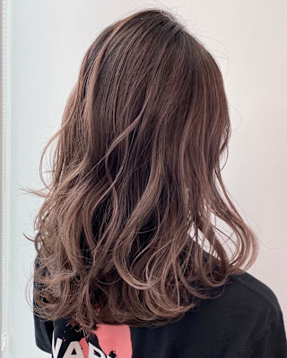 動きを出すレイヤーカット&透明感カラー