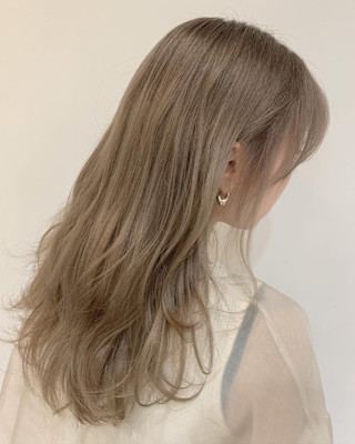 ベージュ、ブリーチオンカラー、カット、トリートメント