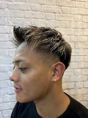 周りと一味違う！ホワイトメッシュとスキンフェードで格好良く！