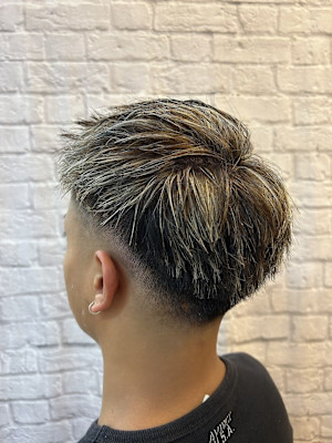 周りと一味違う！ホワイトメッシュとスキンフェードで格好良く！