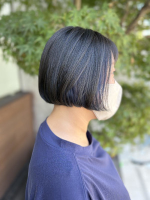 黒髪ボブに映えるネイビーの隠しカラー