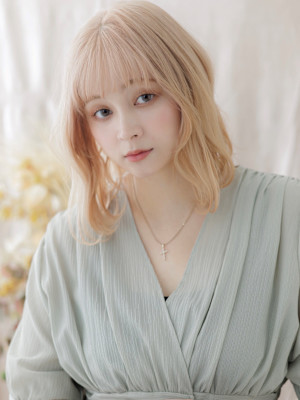 ハイトーンカラーくせ毛風ニュアンスパーマ　ホワイトブロンド