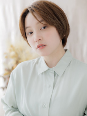 センターパート小顔ショートカットレイヤー　ナチュラルブラウン